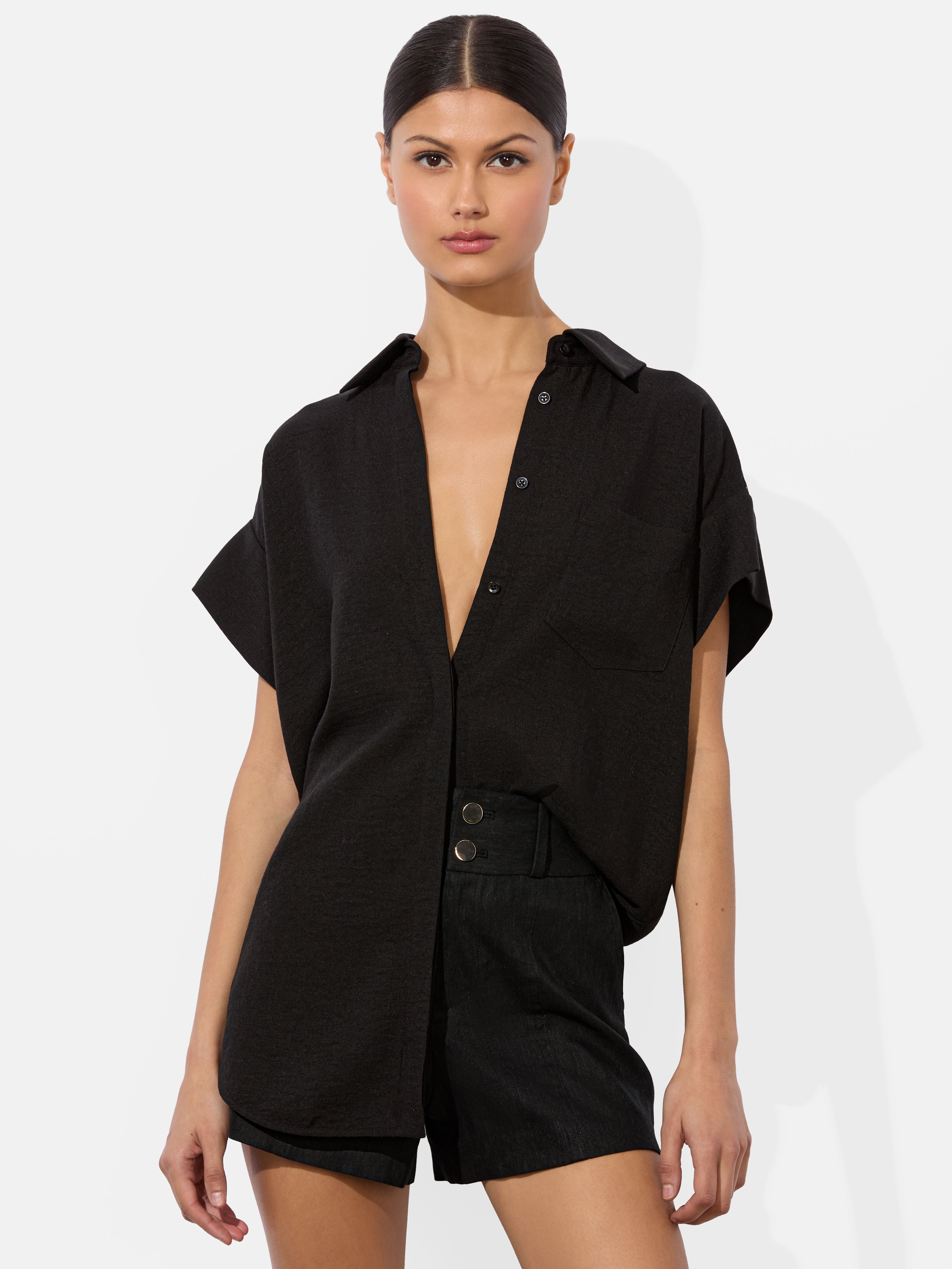 FINELY SHORT SLEEVE BUTTON DOWN