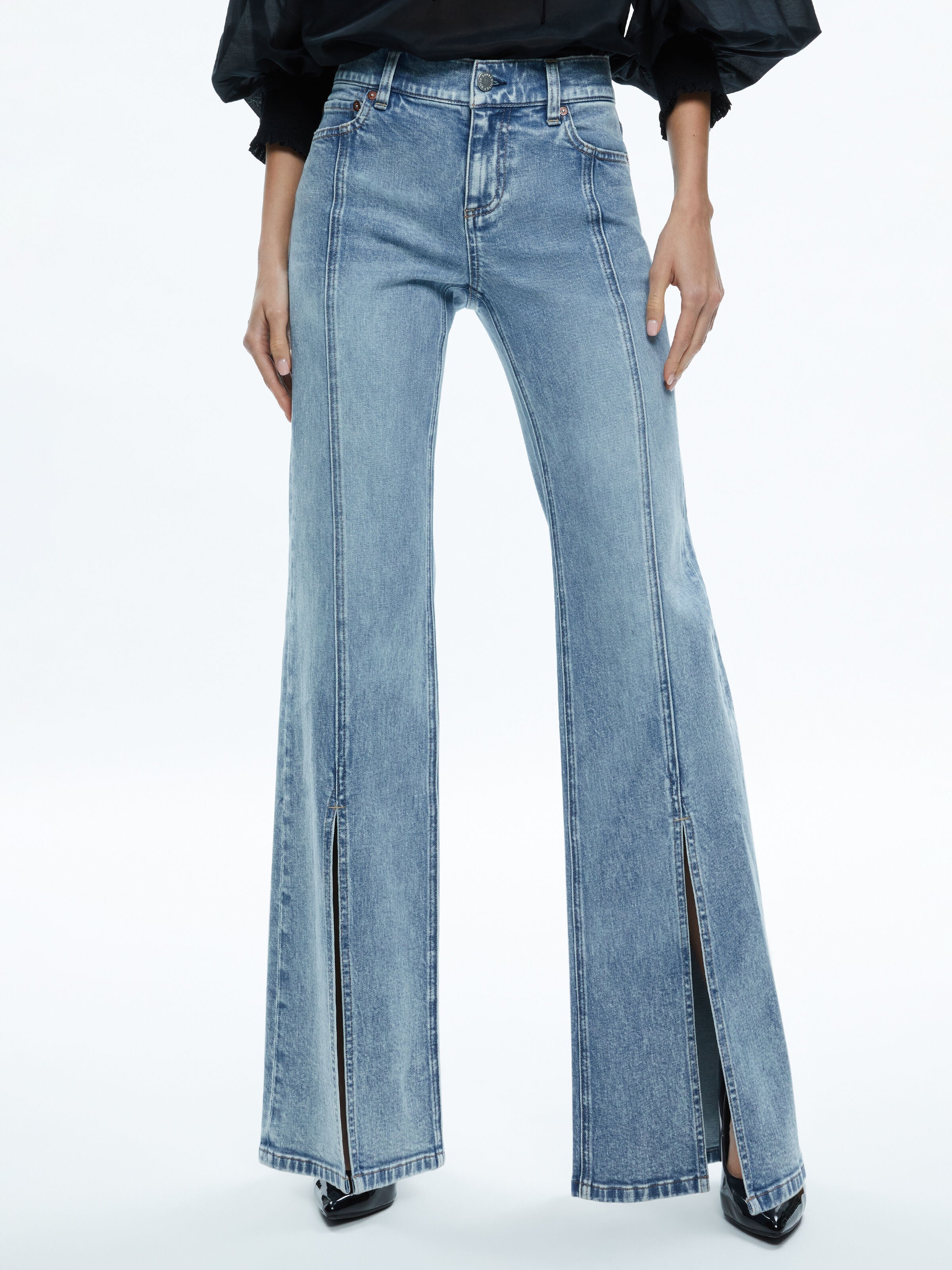 SEDONA LOW RISE CENTER FRONT SLITS FLARE JEAN