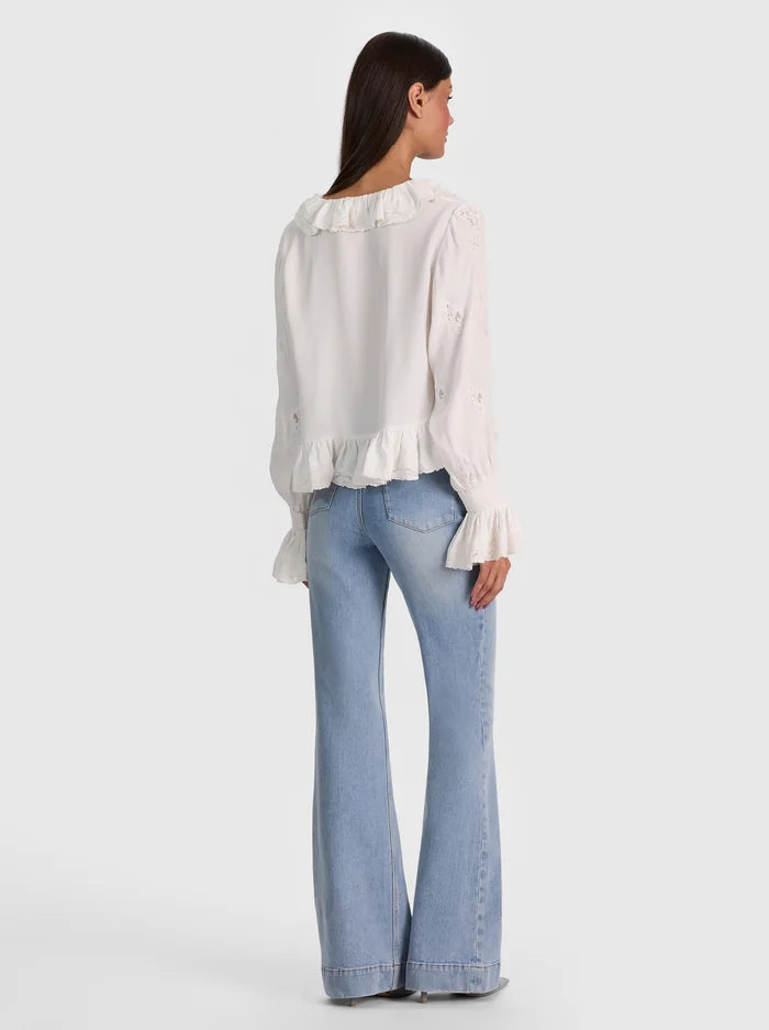 SKYE LACE APPLIQUE V NK RUFFLE CROPPED BLOUSE-ALICE + OLIVIA