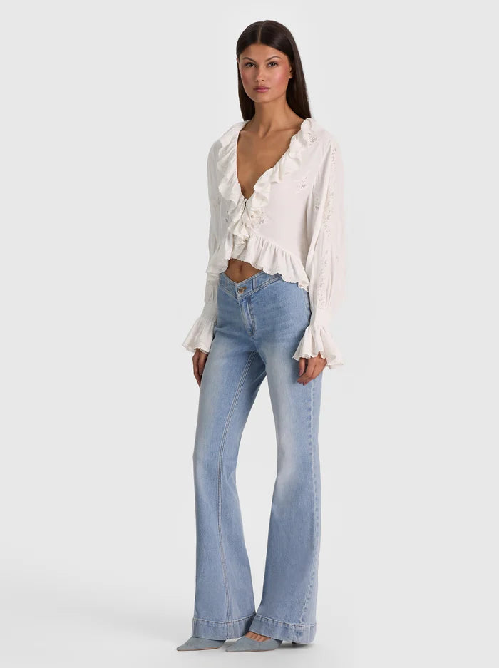 SKYE LACE APPLIQUE V NK RUFFLE CROPPED BLOUSE-ALICE + OLIVIA