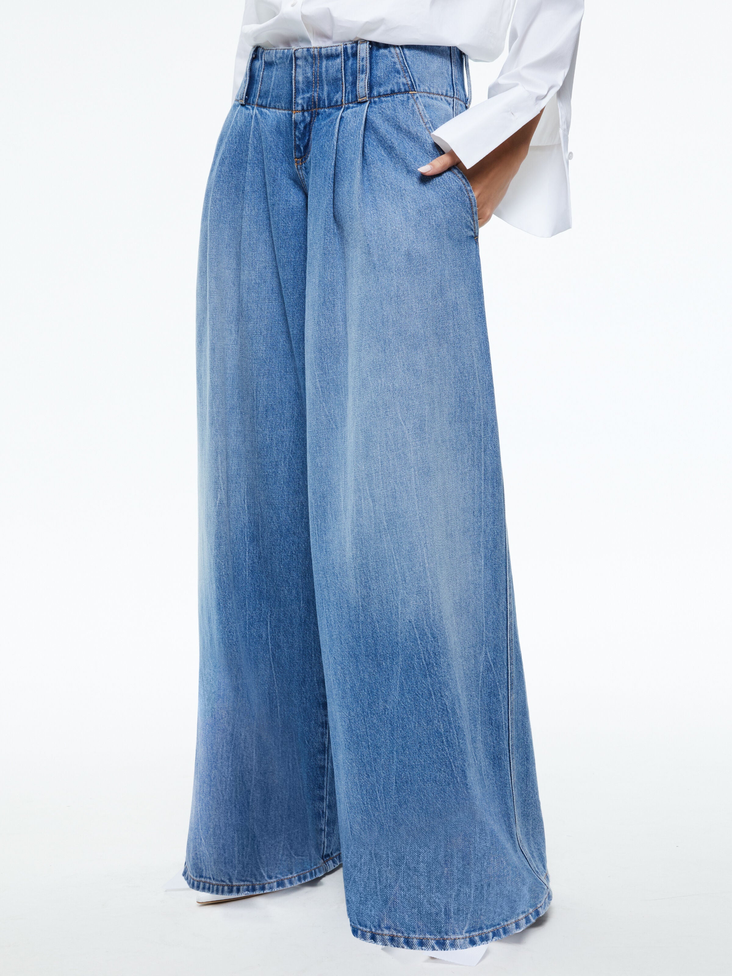ANDERS LOW RISE PLEATED JEAN-ALICE + OLIVIA