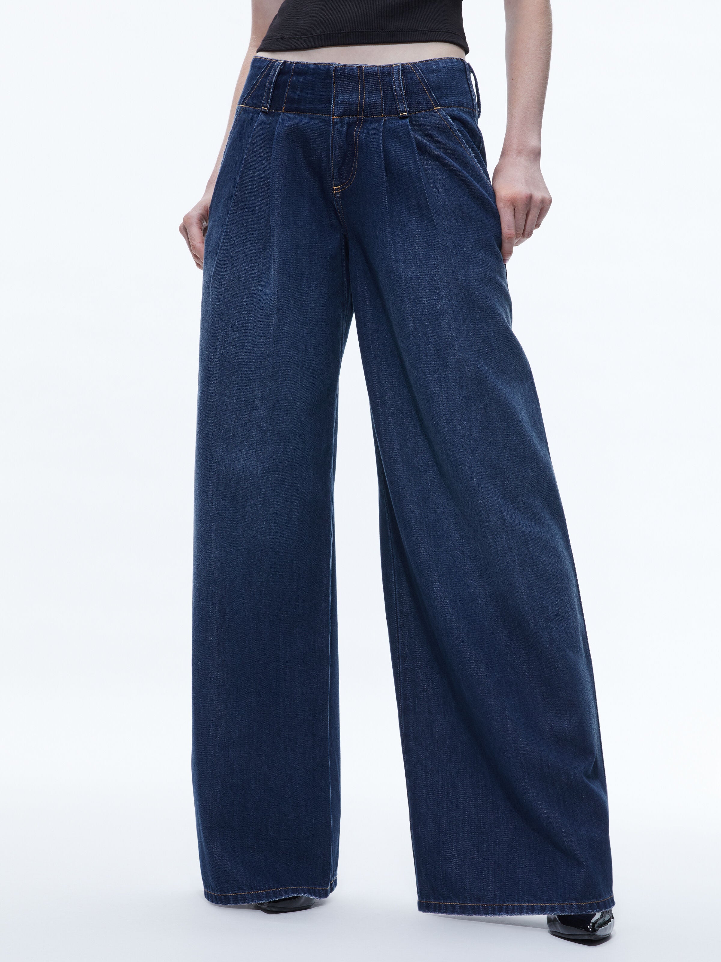 ANDERS LOW RISE PLEATED JEAN-ALICE + OLIVIA